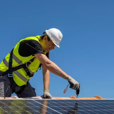 Pose de panneaux solaires en Suisse romande par un technicien professionnel Ecosolar.