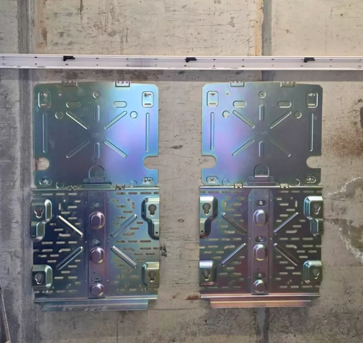 Installation du support mural avant pose de batterie Enphase IQ5 5P