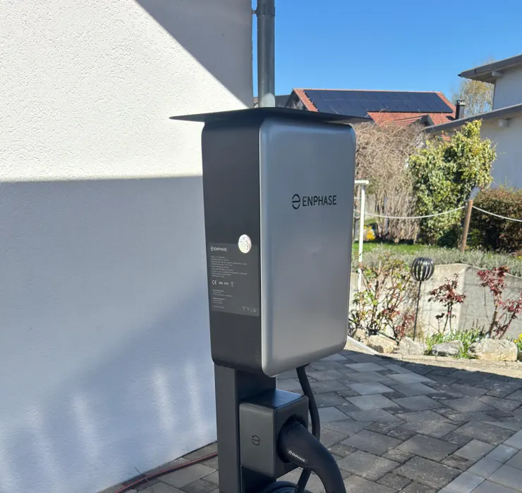 Borne de recharge Enphase IQ Charger 2 installée à Rossens sur pied devant maison individuelle