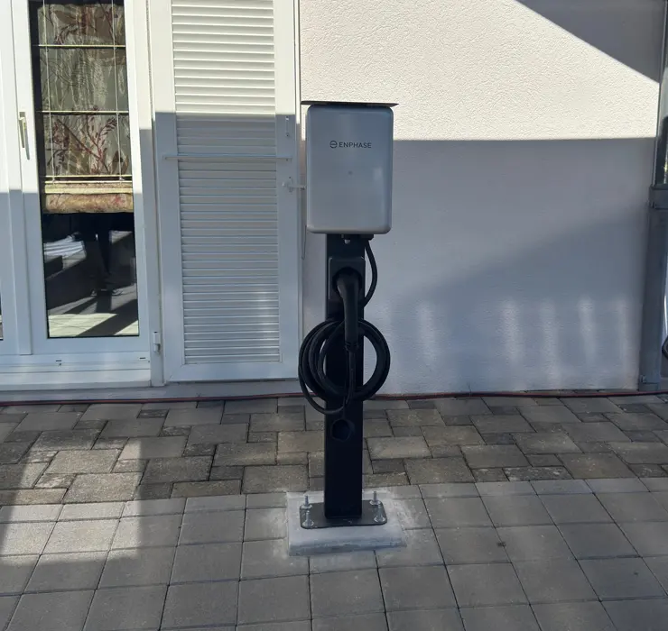 Installation complète borne Enphase IQ Charger 2 sur support extérieur contre façade à Rossens  