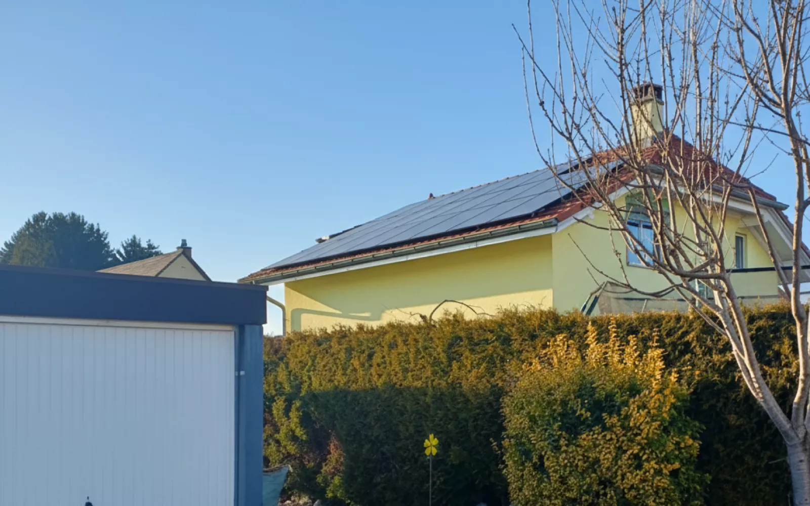 Vue générale d'une villa à Lentigny avec panneaux photovoltaïques