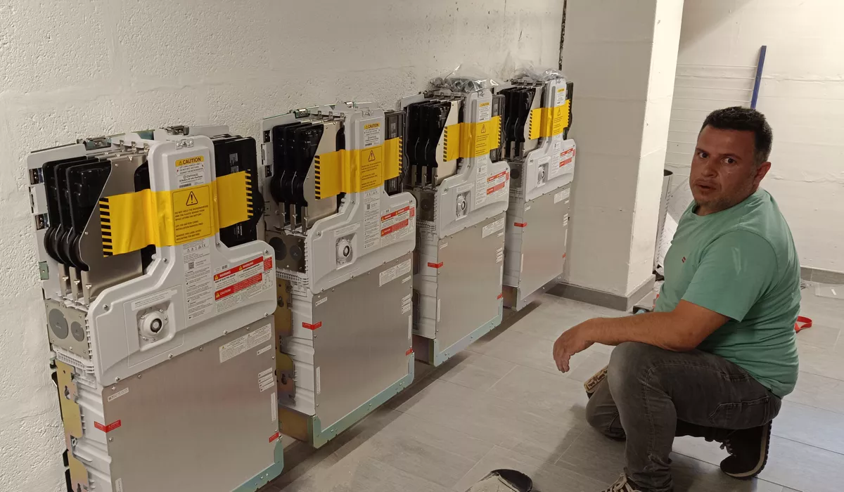 Quatre batteries Enphase IQ5 en cours de montage