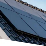 Installation de panneaux photovoltaïques sur le toit d'une maison