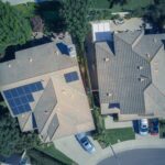 Toiture d'une maison avec panneaux solaires photovoltaïque