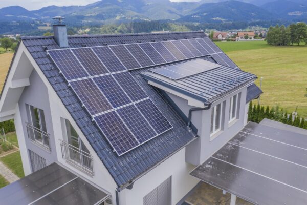 Maison individuelle avec panneaux photovoltaïques sur le toit