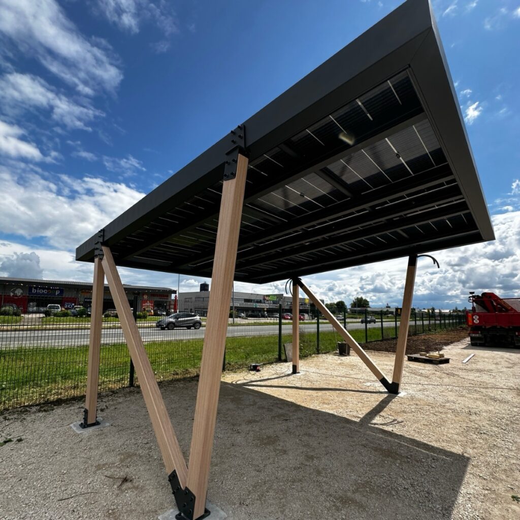 carport solaire finition bois clair